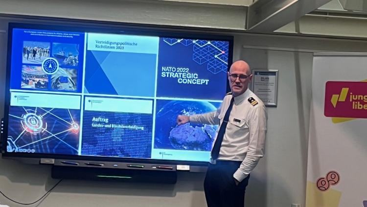 Kapitänleutnant Florian Rohmann über die Rolle der Bundeswehr in der NATO. 